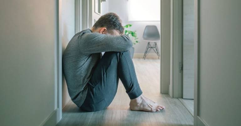 como puedo manejar la ansiedad causada por la dependencia emocional